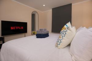 Stylish 1-Bedroom Apartment with Living Room & Garden View