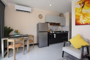 Stylish 1-Bedroom Apartment with Living Room & Garden View