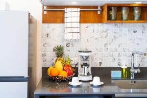 Stylish 1-Bedroom Apartment with Living Room & Garden View