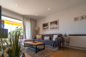 Refurbished apartment calella de pal. beach 250mts