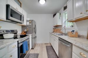 Private Hot Tub & Yard! Modern Friendsville Escape