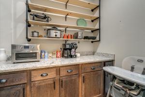 8-Acre Family ReRetreat! 8 Mi to Bentonville