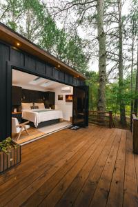 Luxury tiny cottage with deck hammock and hot tub!