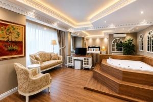 REAL KiNG RESiDENCE