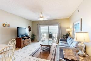 Bright and Nicely Decorated Condo in Gulf-Front Condo with Shared Pool WiFi