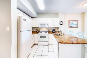 Bright and Nicely Decorated Condo in Gulf-Front Condo with Shared Pool WiFi