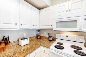 Bright and Nicely Decorated Condo in Gulf-Front Condo with Shared Pool WiFi