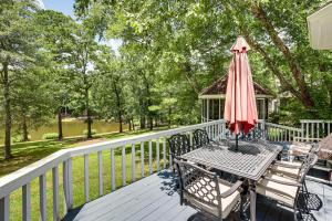 Mid-Term Stay Near Lake Oconee! Home w Gazebo