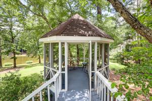 Mid-Term Stay Near Lake Oconee! Home w Gazebo