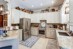 Mid-Term Stay Near Lake Oconee! Home w Gazebo