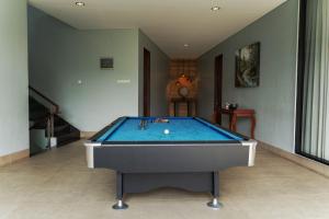 Radiance Hill View Villa 10 Bedrooms With a Private Heated Swimming Pool and a Billiard Table