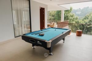 Radiance Hill View Villa 10 Bedrooms With a Private Heated Swimming Pool and a Billiard Table