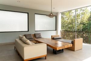Radiance Hill View Villa 10 Bedrooms With a Private Heated Swimming Pool and a Billiard Table