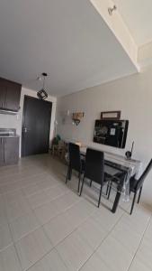 Cozy Pioneer Woodlands Tower 4 1 BR in Mandaluyong near BGC & Makati