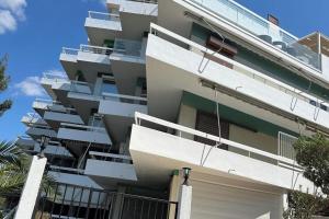 Luxurious 2-Bed Seaside Apartment in Saronida