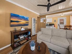 Chipmunk House - Magical Boulder Bay cottage within a picturesque setting!