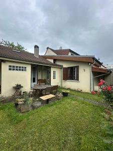 Family-Friendly Villa with a Large Garden near Paris Orly
