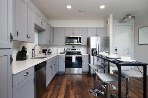 Modern 2BR Retreat- Prkng,Near Rvrwlk & Conv Ctr