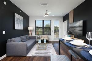 Modern 2BR Retreat- Prkng,Near Rvrwlk & Conv Ctr