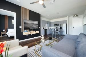 Modern 2BR Retreat- Prkng,Near Rvrwlk & Conv Ctr