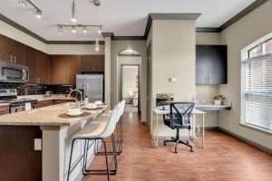 Cozy 2BR- Pool,Gym,Pkng,Near BOK Ctr&Arts Dstrct