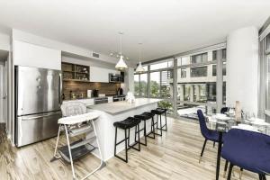 Posh 2BR Retreat Gym, Prkng and Scenic Rooftop