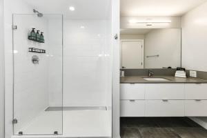 Posh 2BR Retreat Gym, Prkng and Scenic Rooftop