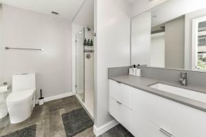 Posh 2BR Retreat Gym, Prkng and Scenic Rooftop