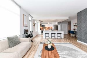 Posh 2BR Retreat Gym Prkng and Scenic Rooftop