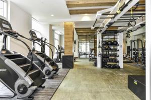 Posh 2BR Retreat Gym Prkng and Scenic Rooftop