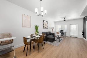 Stylish 2BR-Pool, Yoga Rm, Gym, Cabanas, BBQ,Prkng
