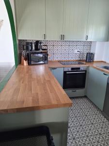 Charming Apartment On The Cliffs with sea views