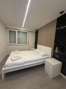 Casa Noir Luxury 3BR Apartment 2 Baths Near Lisbon & Sintra