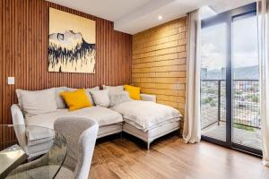 Modern and centrally located, 10 min from Macroplaza with pool