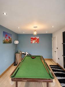 The Headley Manor Lux 6-Bedroom Home in Oxford