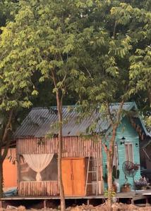 Nhà xanh mint có mái hiên tại Farmstay Ao Nhà