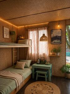 Nhà xanh mint có mái hiên tại Farmstay Ao Nhà