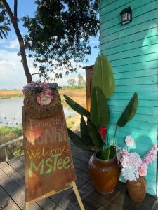 Nhà xanh mint có mái hiên tại Farmstay Ao Nhà