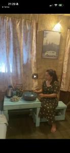 Nhà xanh mint có mái hiên tại Farmstay Ao Nhà