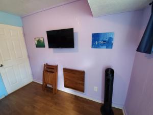 Downtown Wailuku • Twin Wall Bunks + AC