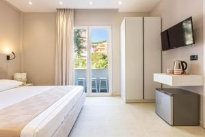 Lian Rooms 6 - Deluxe Triple w Balcony, Parking --- BRAND NEW - Lungomare 3 min walk