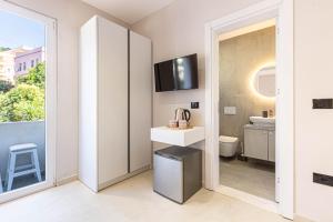 Lian Rooms 6 - Deluxe Triple w Balcony, Parking --- BRAND NEW - Lungomare 3 min walk