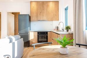 Santorini Dream 3 Apt w Parking, Kitchen and Sunset View - Drymades