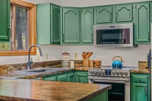 Skyefall - Hot tub| Fireplace| Wifi|Screen porch|BBQ grill|Games| Community pool|Piano