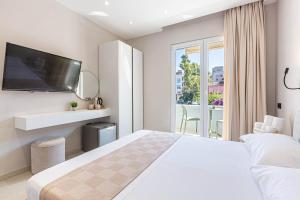 Lian Rooms 8 - Double Suite w Balcony --- BRAND NEW - Lungomare 3 min