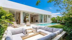 Lush 2BR Villa, 4min to Bingins Coastal Escape