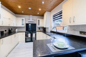5 Bedroom House in Stretford, Manchester-Sleeps up to 13!