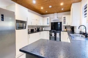 5 Bedroom House in Stretford, Manchester-Sleeps up to 13!