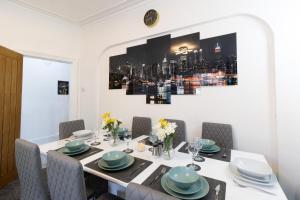 5 Bedroom House in Stretford, Manchester-Sleeps up to 13!