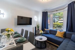 5 Bedroom House in Stretford, Manchester-Sleeps up to 13!